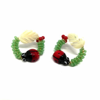 Pendiente aro frontal y mariquita mini, bolitas verdes