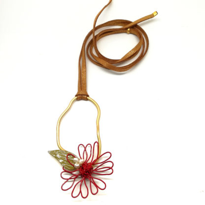 Collar flor roja