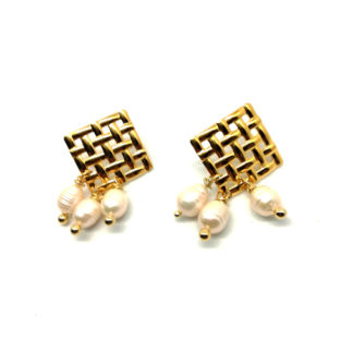 Pendiente dorado y tres perlas