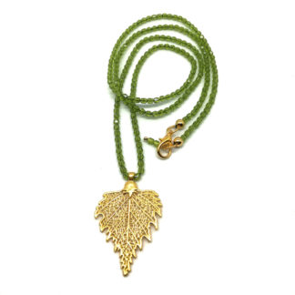 Collar verde y hoja dorado mate