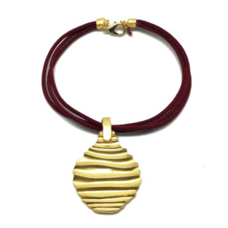 Gargantilla cordón granate y colgante dorado mate